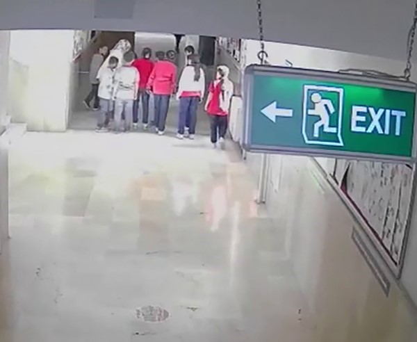 Nefes borusuna mandalina dilimi takılan öğrenciyi, öğretmeni kurtardı