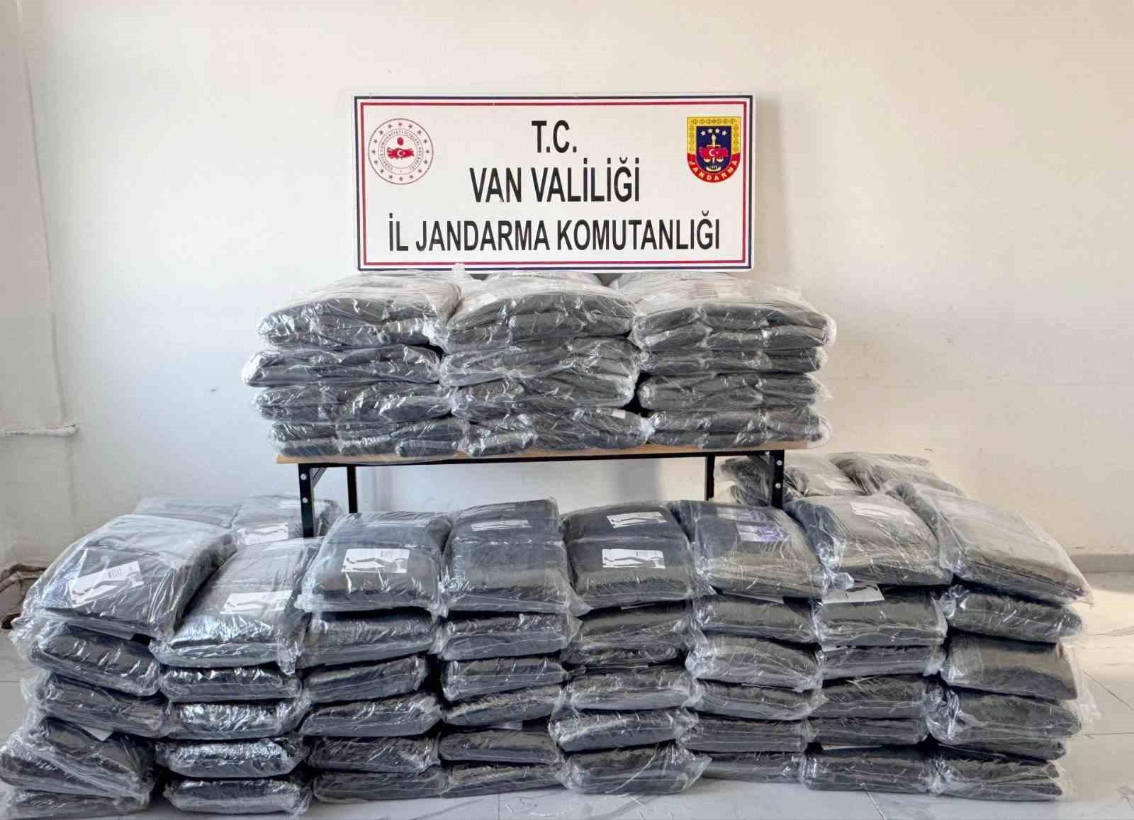 Van’da gümrük kaçağı malzemeler ele geçirildi