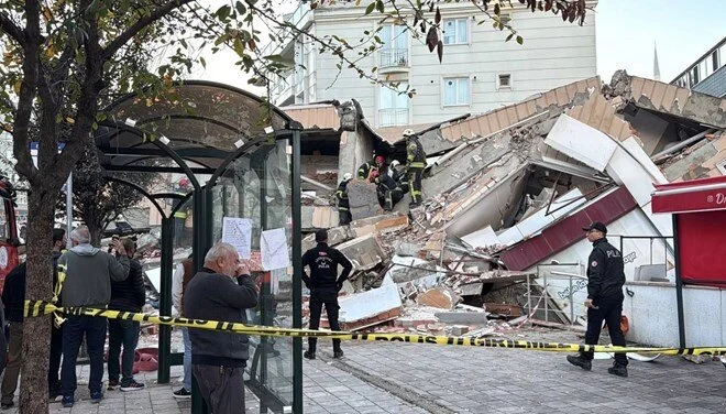 Gebze’de 7 Katlı Bina Çöktü: Enkazda 5 Kişi Olduğu Bildirildi