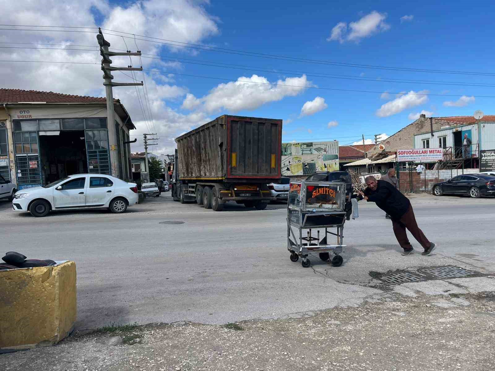 Simit Satarak 4 Çocuğunu Okutuyor