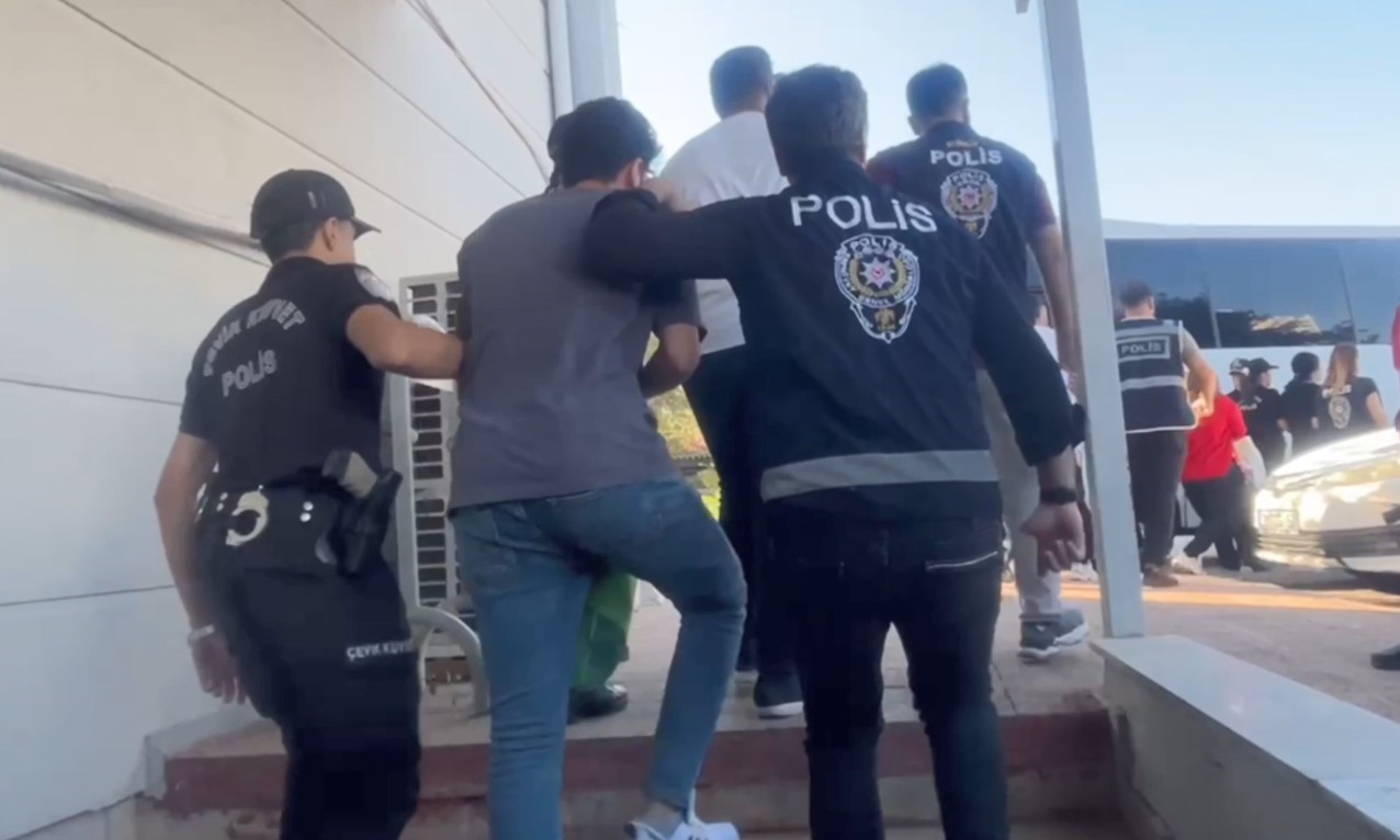 Sosyal medyadan dolandıran şebeke çökertildi: 5 tutuklama