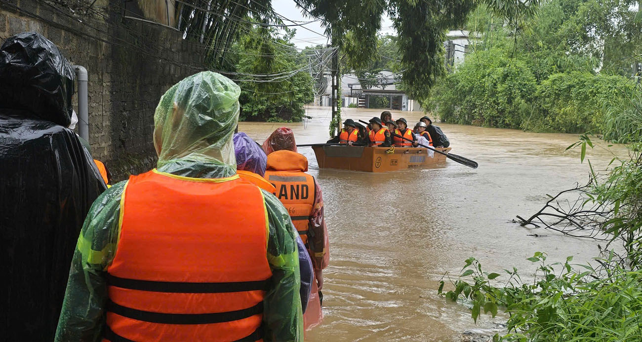 Tayfun Felaketi Vietnam’ı Vurdu: 8 Ölü, Binlerce Ev Sular Altında