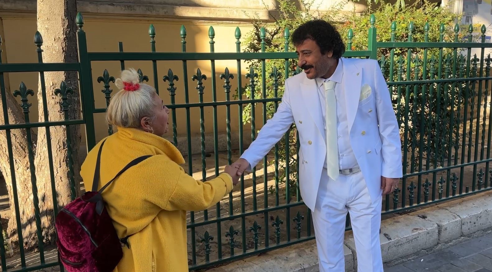 Tarzıyla Müslüm Gürses’e benzeyen vatandaş ilgi gördü