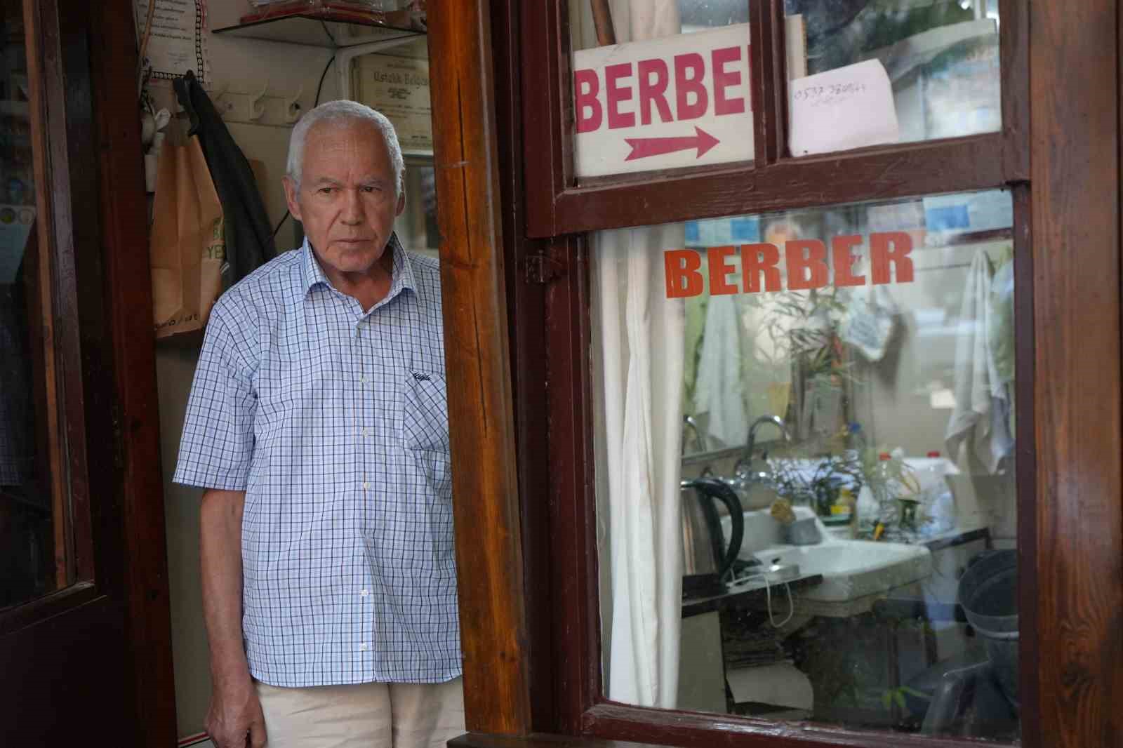 Tek koltuklu dükkanda yarım asırlık zanaat