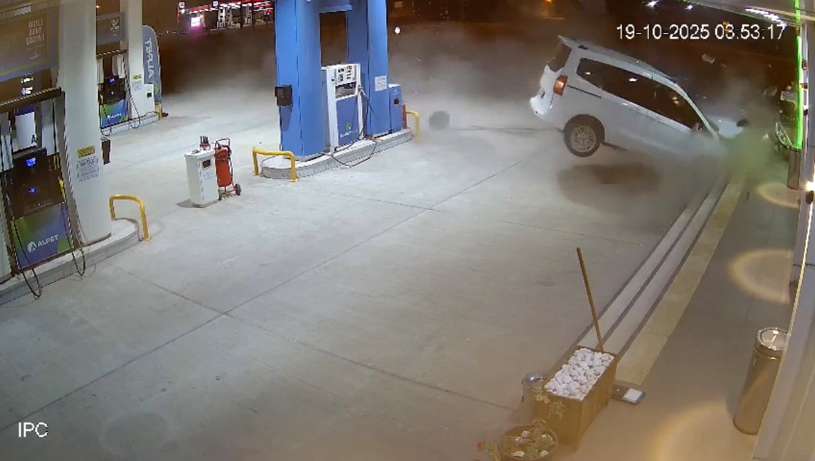 Ticari araç benzin istasyonuna daldı, 2 kişi yaralandı