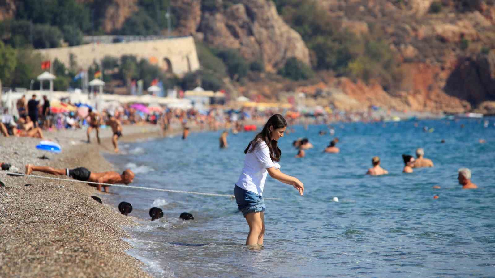 Türkiye kışı yaşarken, Antalya’da yaz mevsimi yaşanıyor