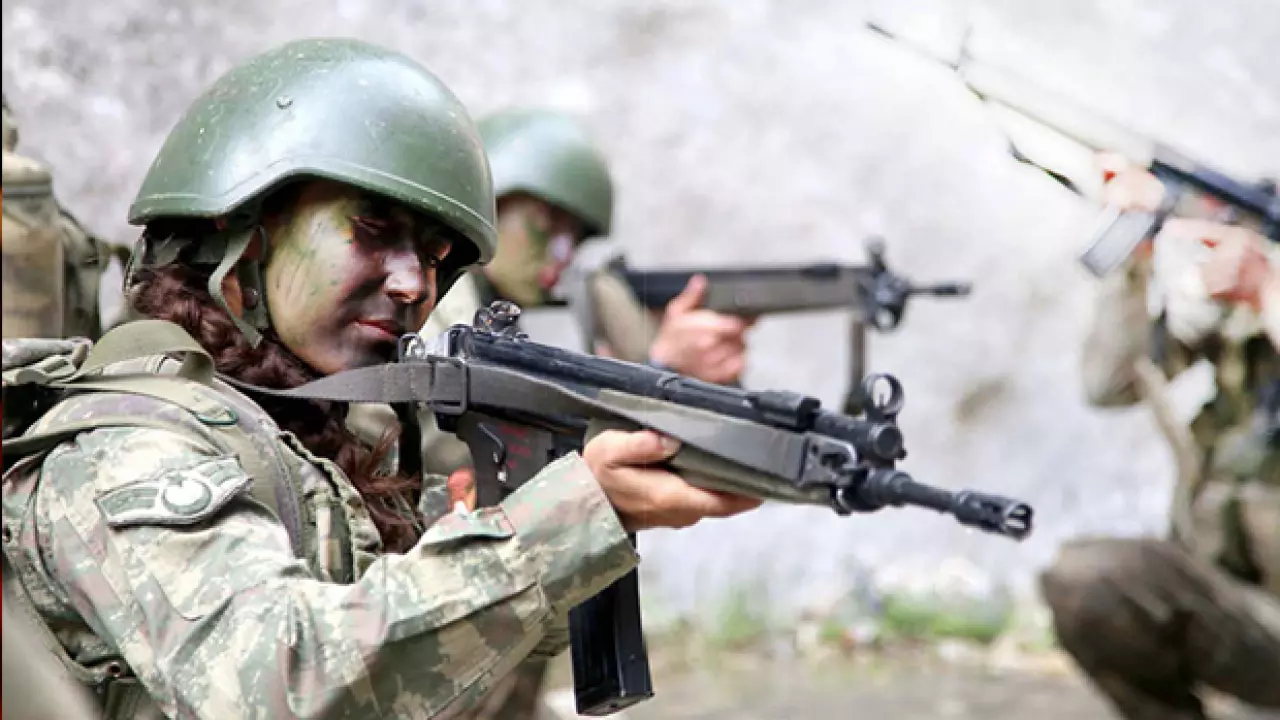 Kadınlara askerlik zorunlu mu olacak? TBMM’ye sunulan dilekçe sosyal medyayı karıştırdı!