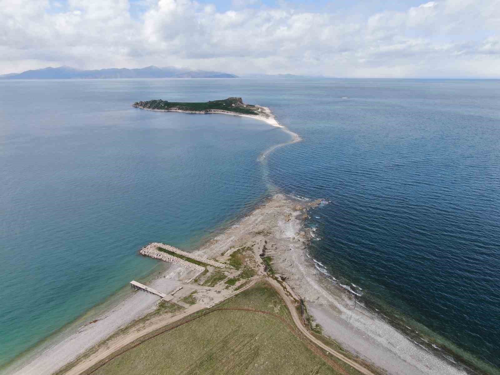Van Gölü’nde Şaşırtan Manzara: Antik Yol Ortaya Çıktı!