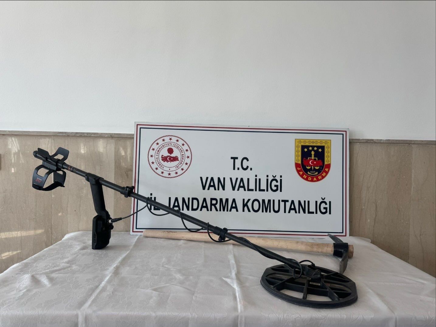 Van’da izinsiz define arayanlar suçüstü yakalandı