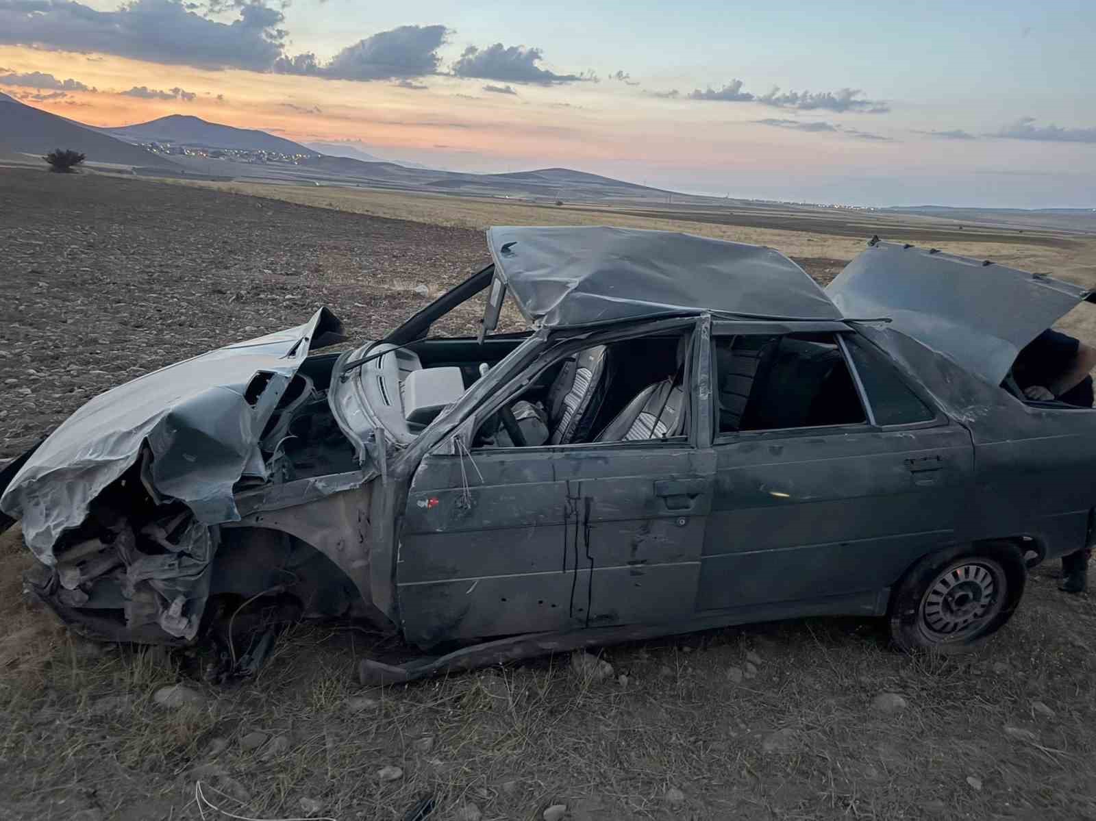 Van’da lastiği patlayan otomobil karşı yoldan gelen cipe çarptı