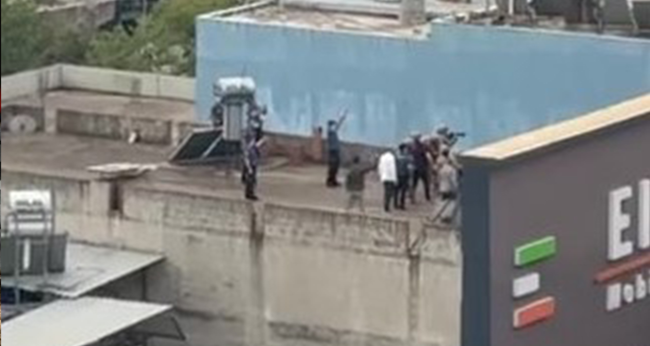 Ailesini rehin alan zanlı, bacağından vurularak etkisiz hale getirildi