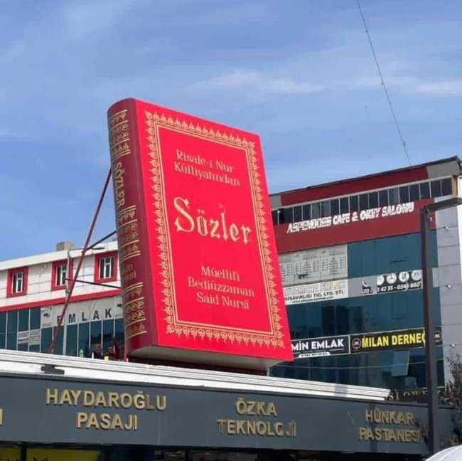 Van’da “Sözler” kitabı maketi yeniden beşyol meydanı’nda yerini aldı