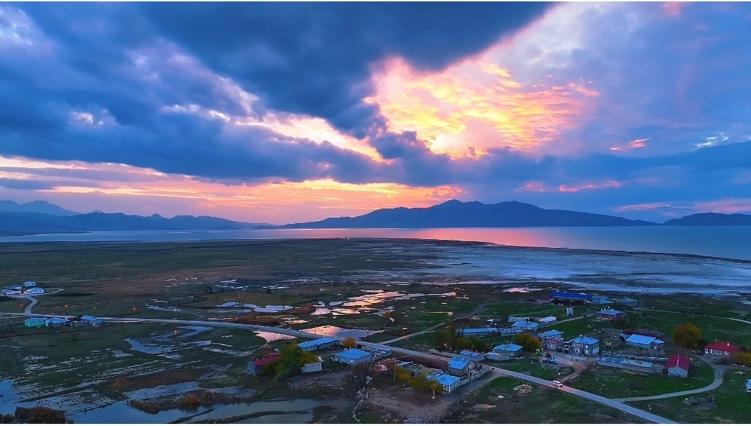 Erçek Gölü’nde muhteşem günbatımı