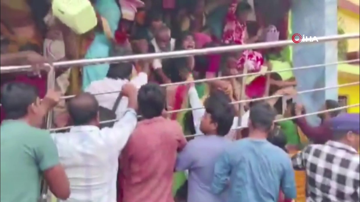 Hindistan’da tapınakta izdiham: 12 ölü