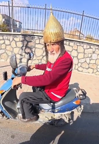 Kask yerine miğfer takan dede görenleri şaşırttı