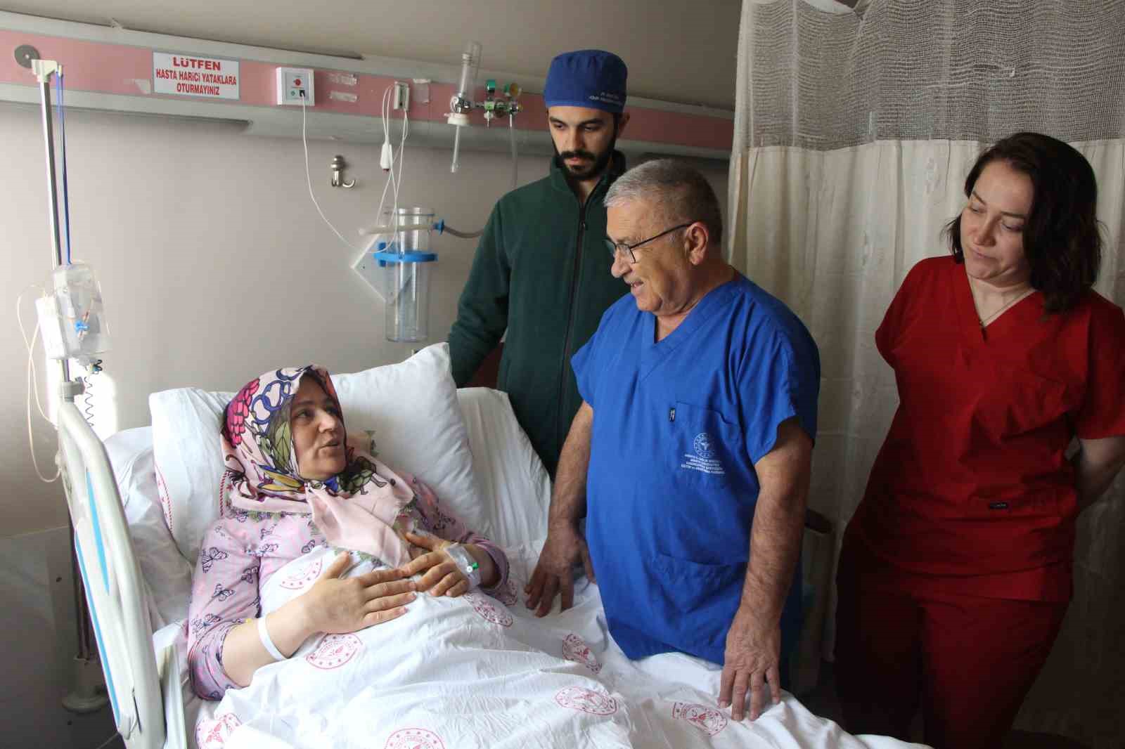 Karnı 2 ayda 9 aylık hamile gibi büyüyen kadının içinden karpuz kadar kitle çıkarıldı