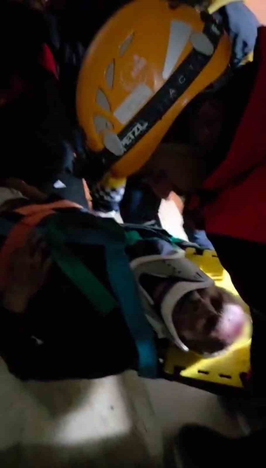 Apartman boşluğuna düşen yaşlı adamı ekipler kurtardı