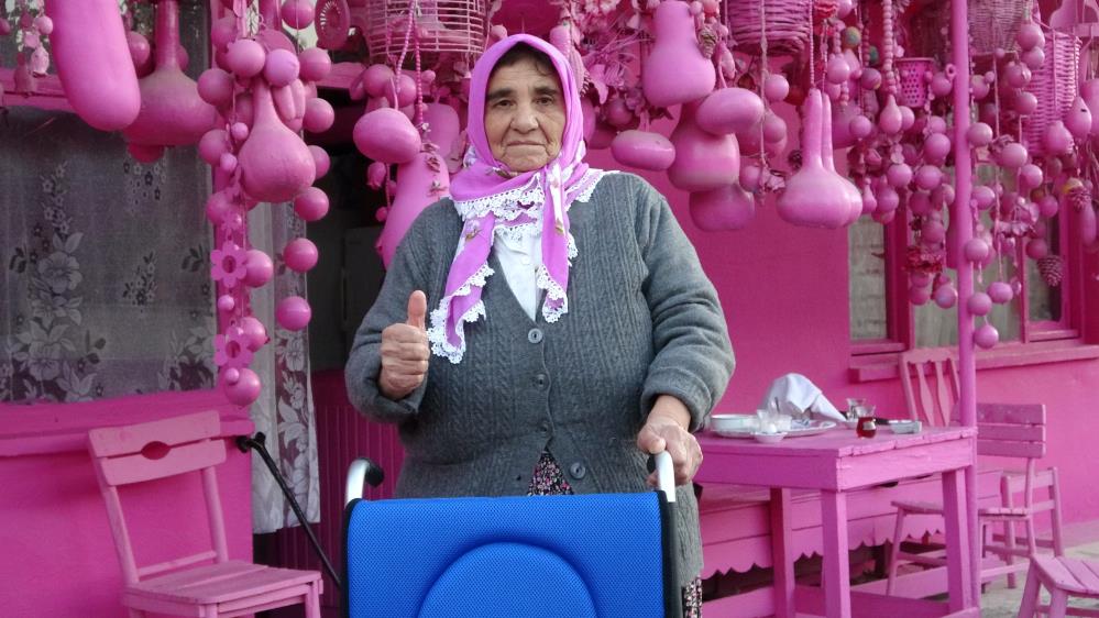Pembe Tutkusuyla Tanınan Sakine Akkul’un Yeni Hayali: Pembe Akülü Araç