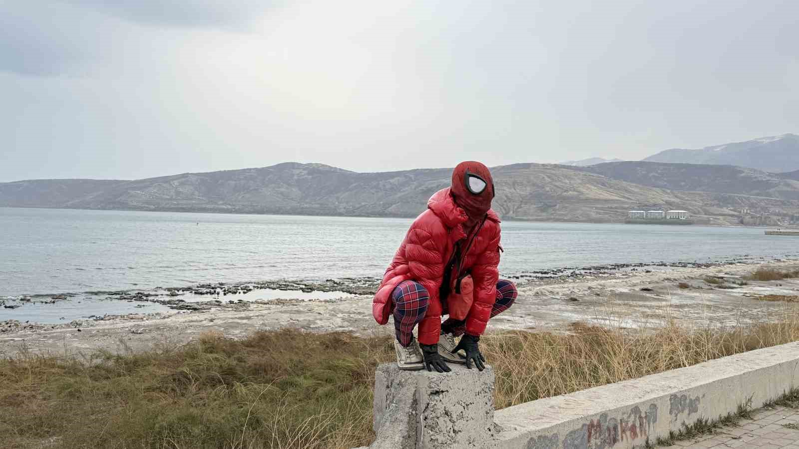 İzmirli Spiderman’den Van Gölü’ne dikkat çeken dalış