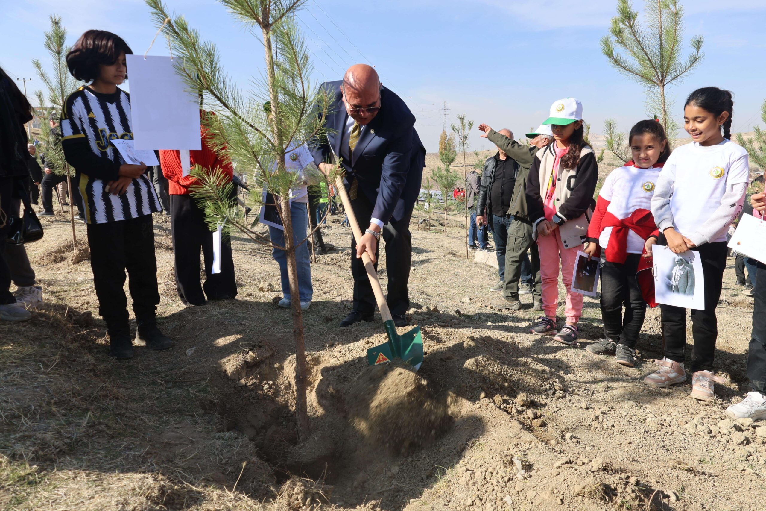 Van’da öğrenciler “Yeşil vatan” için fidan dikti