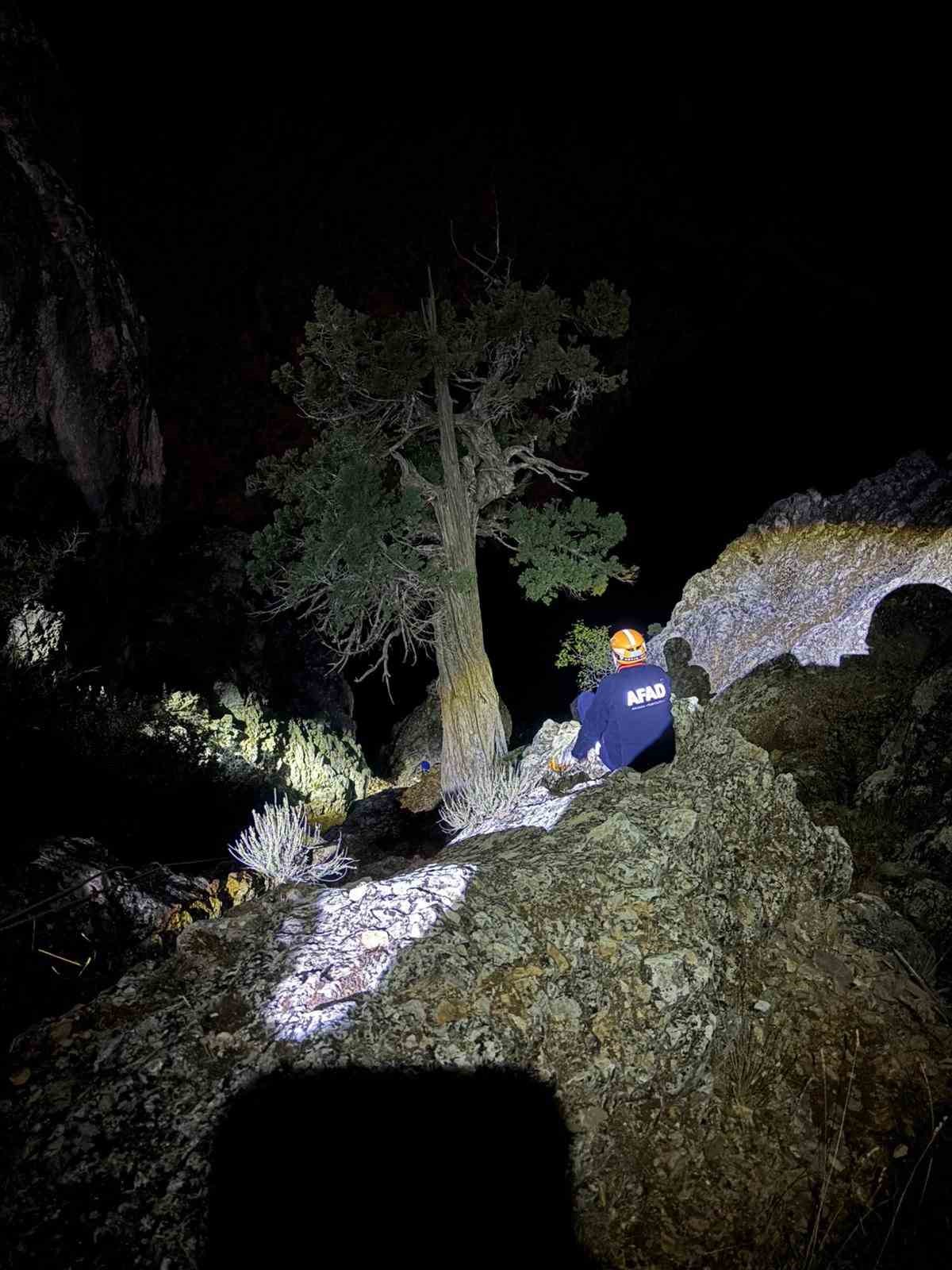 Karaman’da kayalıklardan düşen genç hayatını kaybetti