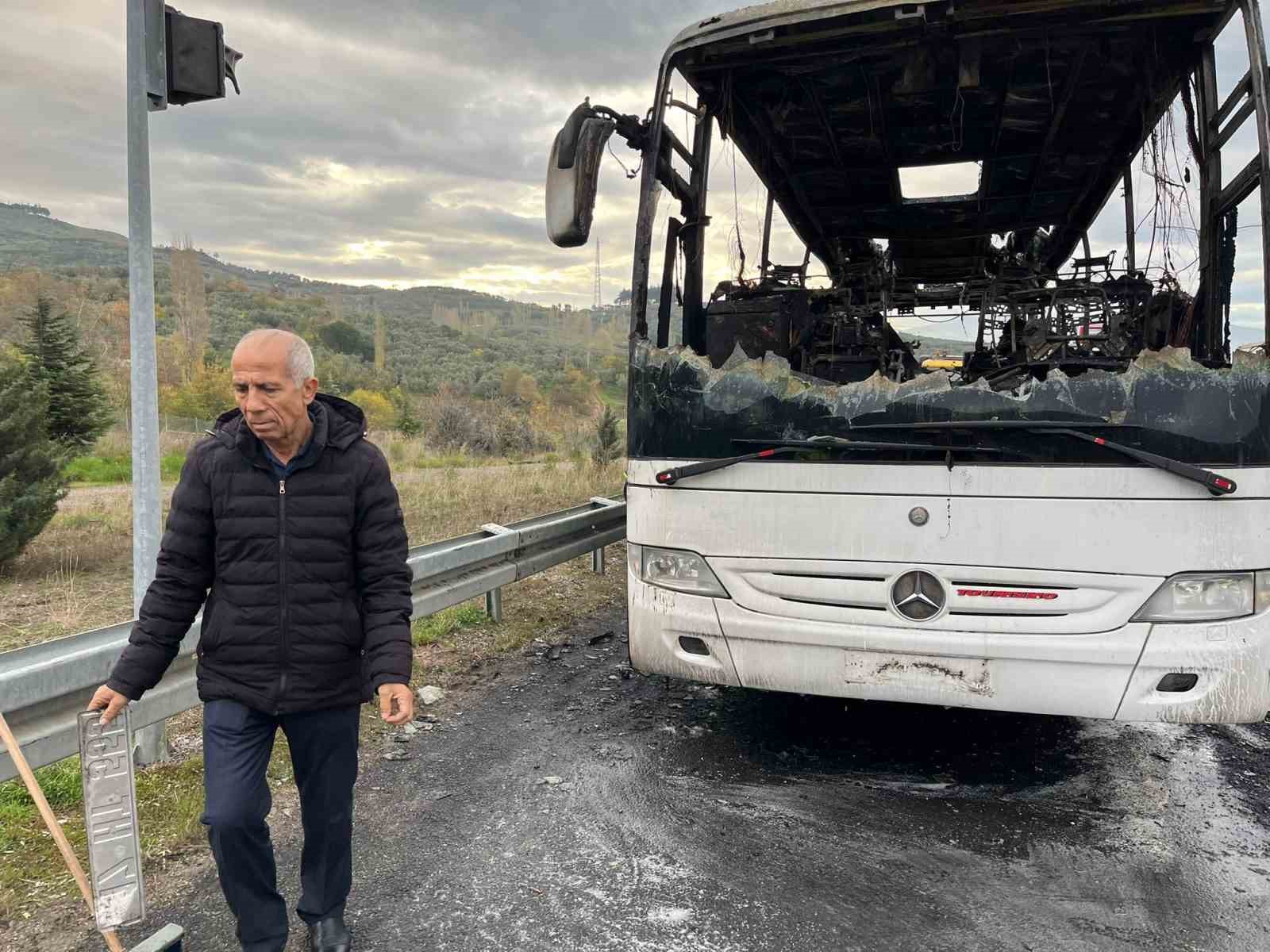 Ortaokul öğrencilerini taşıyan otobüs alevlere teslim oldu