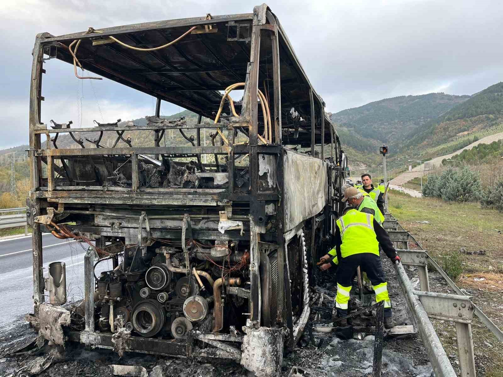 Ortaokul öğrencilerini taşıyan otobüs alevlere teslim oldu