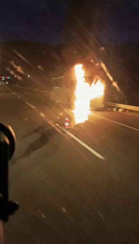 Ortaokul öğrencilerini taşıyan otobüs alevlere teslim oldu