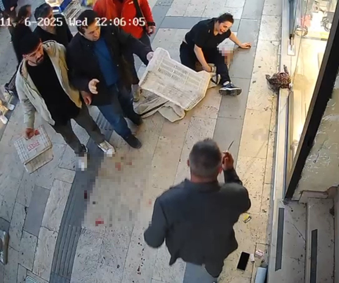 Bıçaklı saldırıya uğrayan kadını, esnaflar meyve kasalarıyla kurtardı