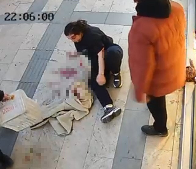 Bıçaklı saldırıya uğrayan kadını, esnaflar meyve kasalarıyla kurtardı