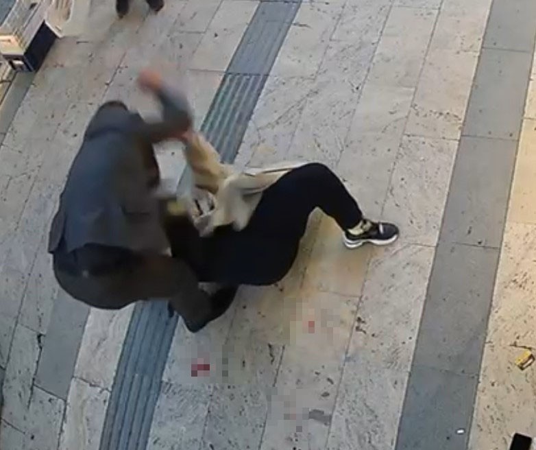 Bıçaklı saldırıya uğrayan kadını, esnaflar meyve kasalarıyla kurtardı