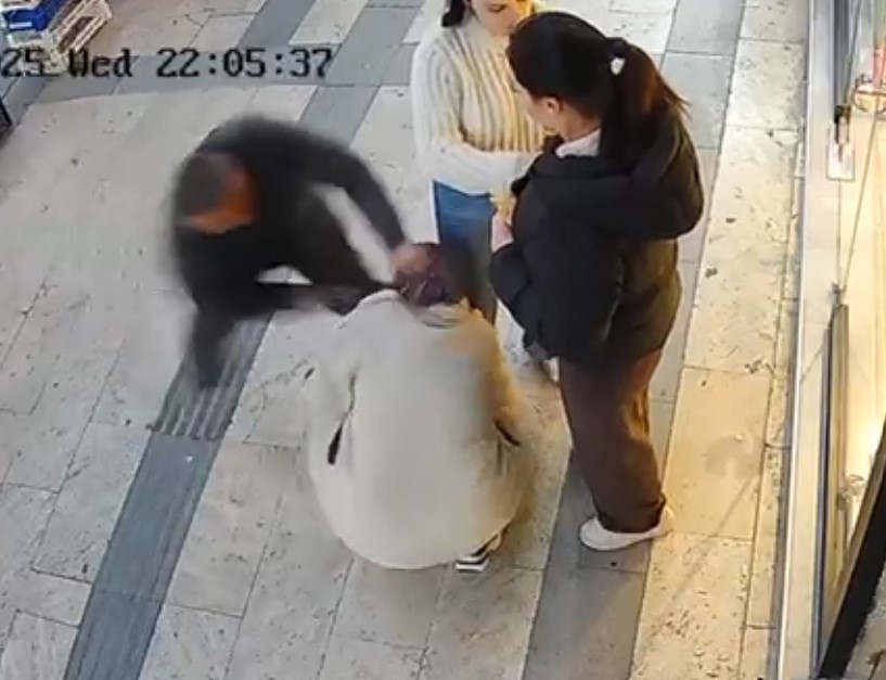 Bıçaklı saldırıya uğrayan kadını, esnaflar meyve kasalarıyla kurtardı