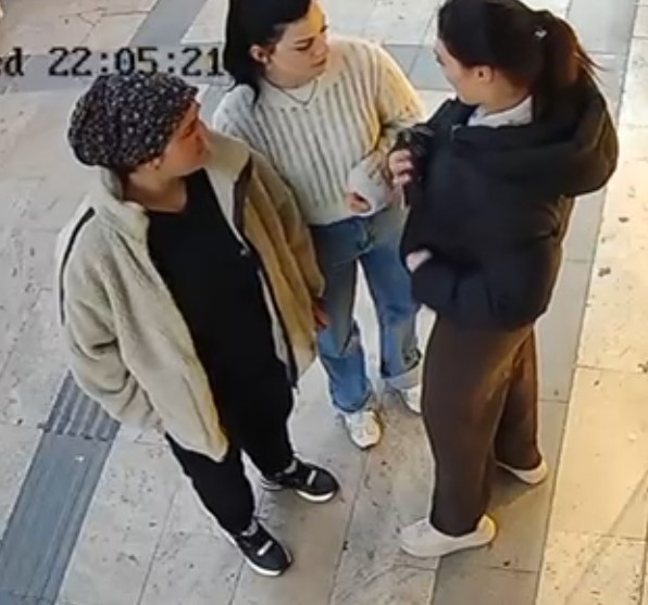 Bıçaklı saldırıya uğrayan kadını, esnaflar meyve kasalarıyla kurtardı