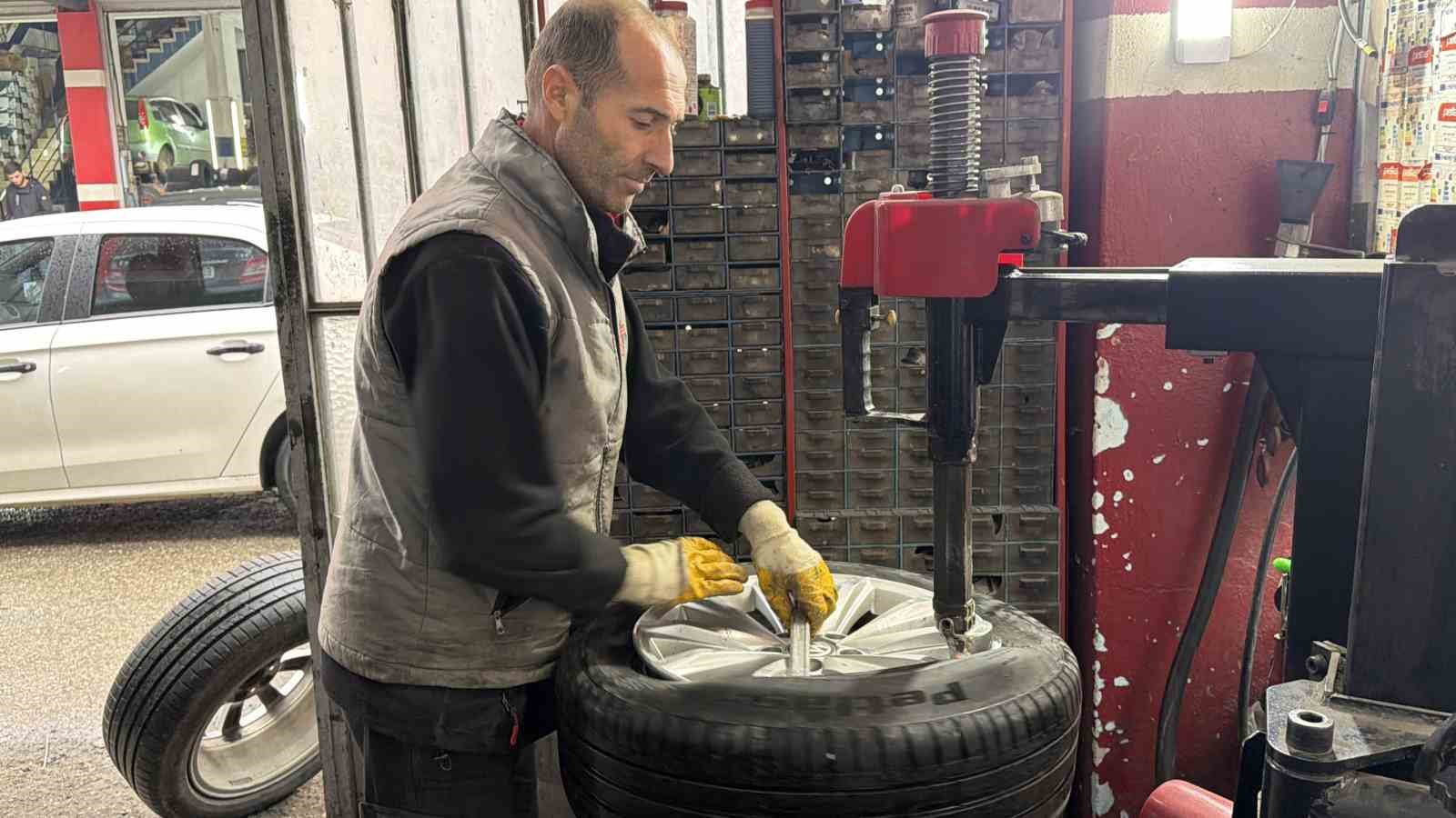 Lastikçilerde son gün yoğunluğu