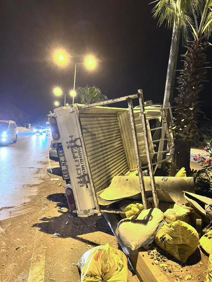 Kamyonet ile otomobil çarpıştı: 4 yaralı