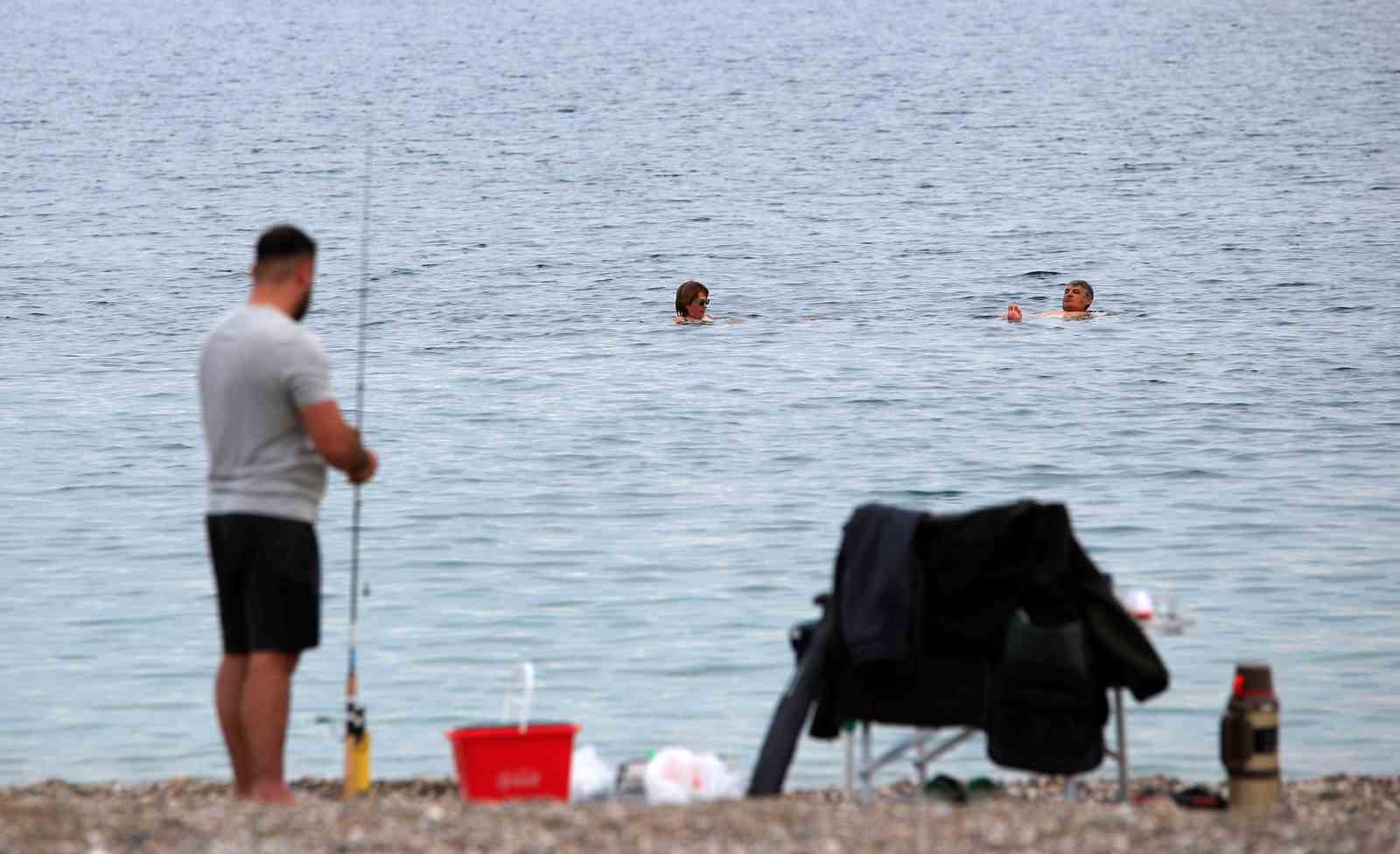 Antalya’da kasım ayında da denize giriliyor