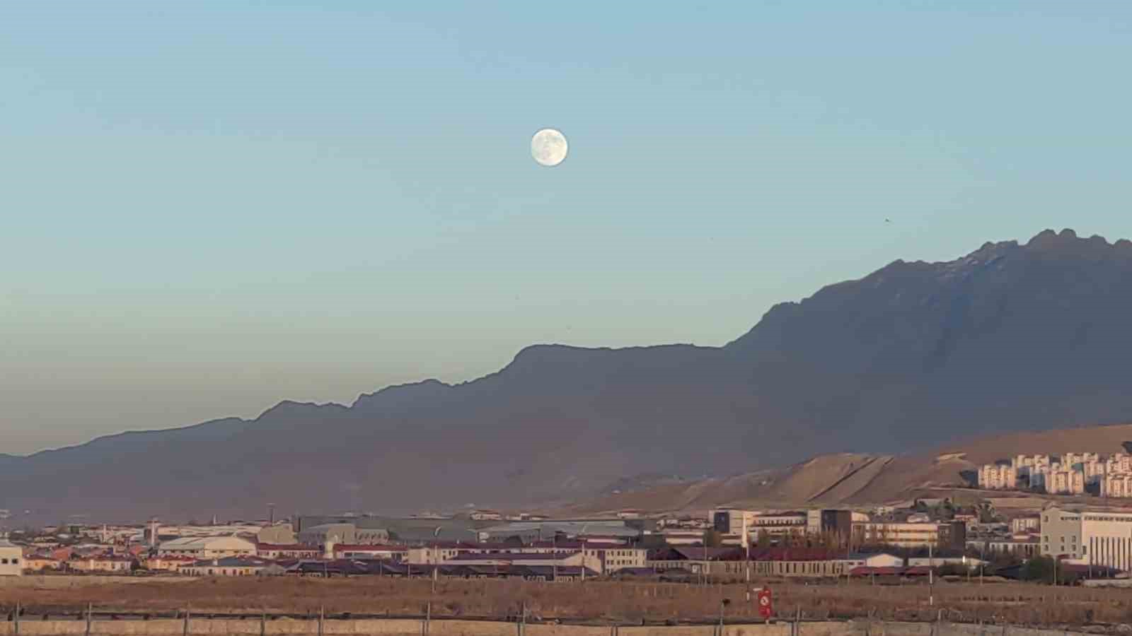 Van’da muteşem güzellik: Ay doğarken güneş battı