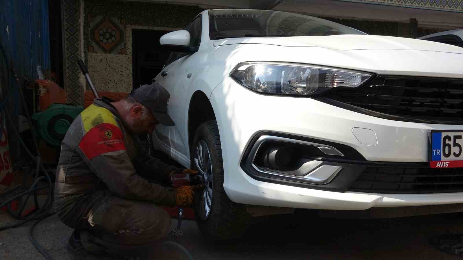 Van’da kış lastiği zorunluluğu öncesi lastikçilerde yoğunluk