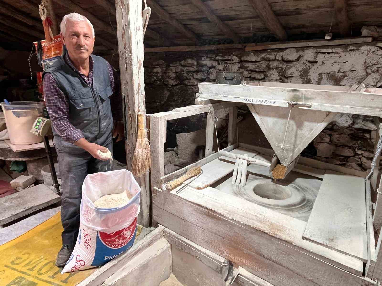 300 yıllık su değirmeni hala çarklarını döndürüyor