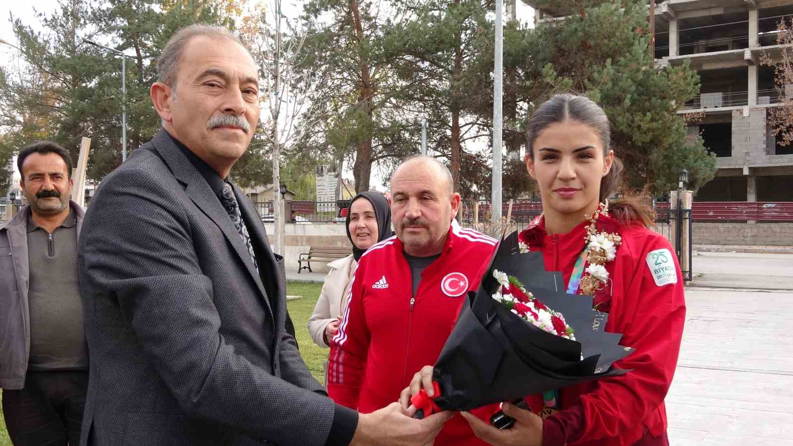 Altın madalyalı boksör Evin Erginoğuz Van’da çiçeklerle karşılandı