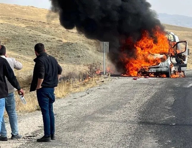 Van’da seyir halindeki minibüs alev aldı