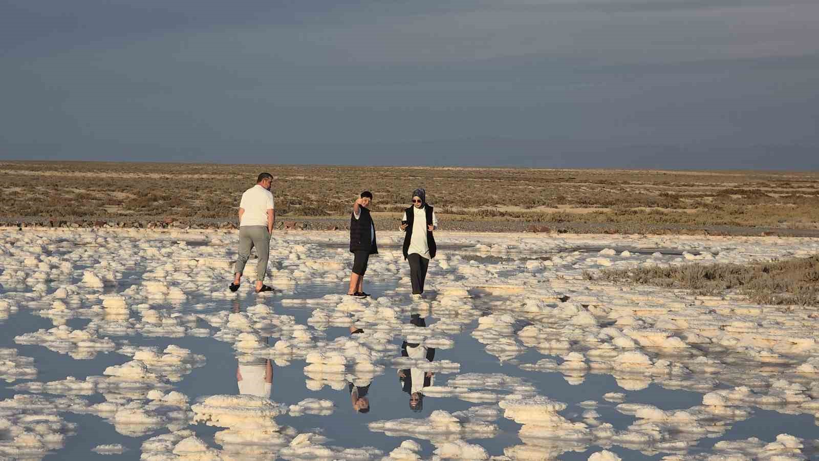 Tuz Gölü suları çekildi, Pamukkale travertenlerini andıran manzara oluştu