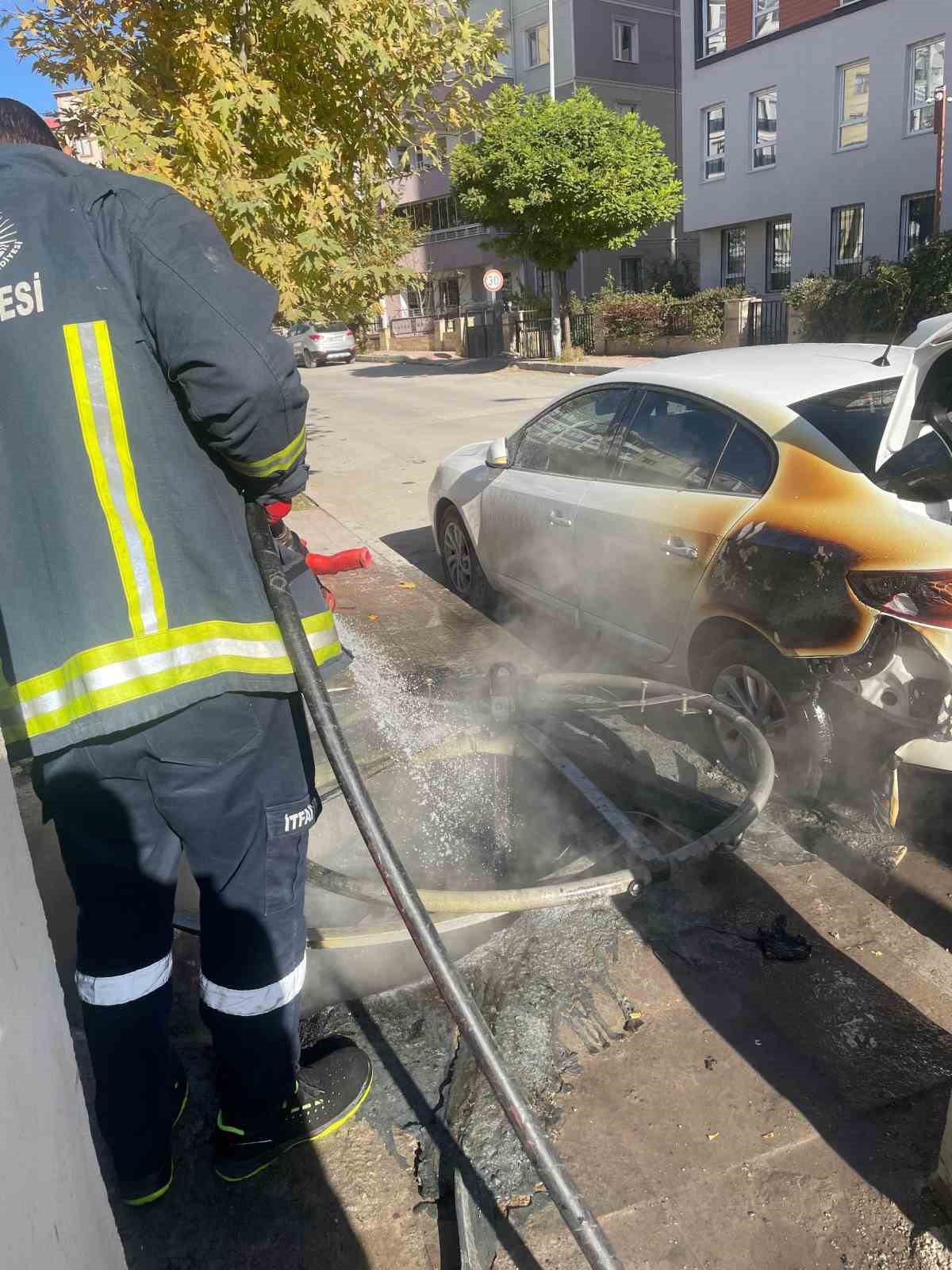Van’da çöpe atılan yanıcı madde otomobili yaktı