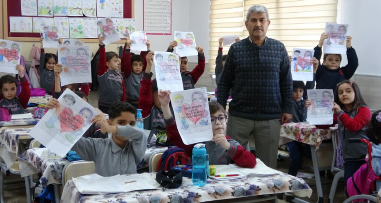 Depremin yaralarını öğrencileriyle birlikte sardı