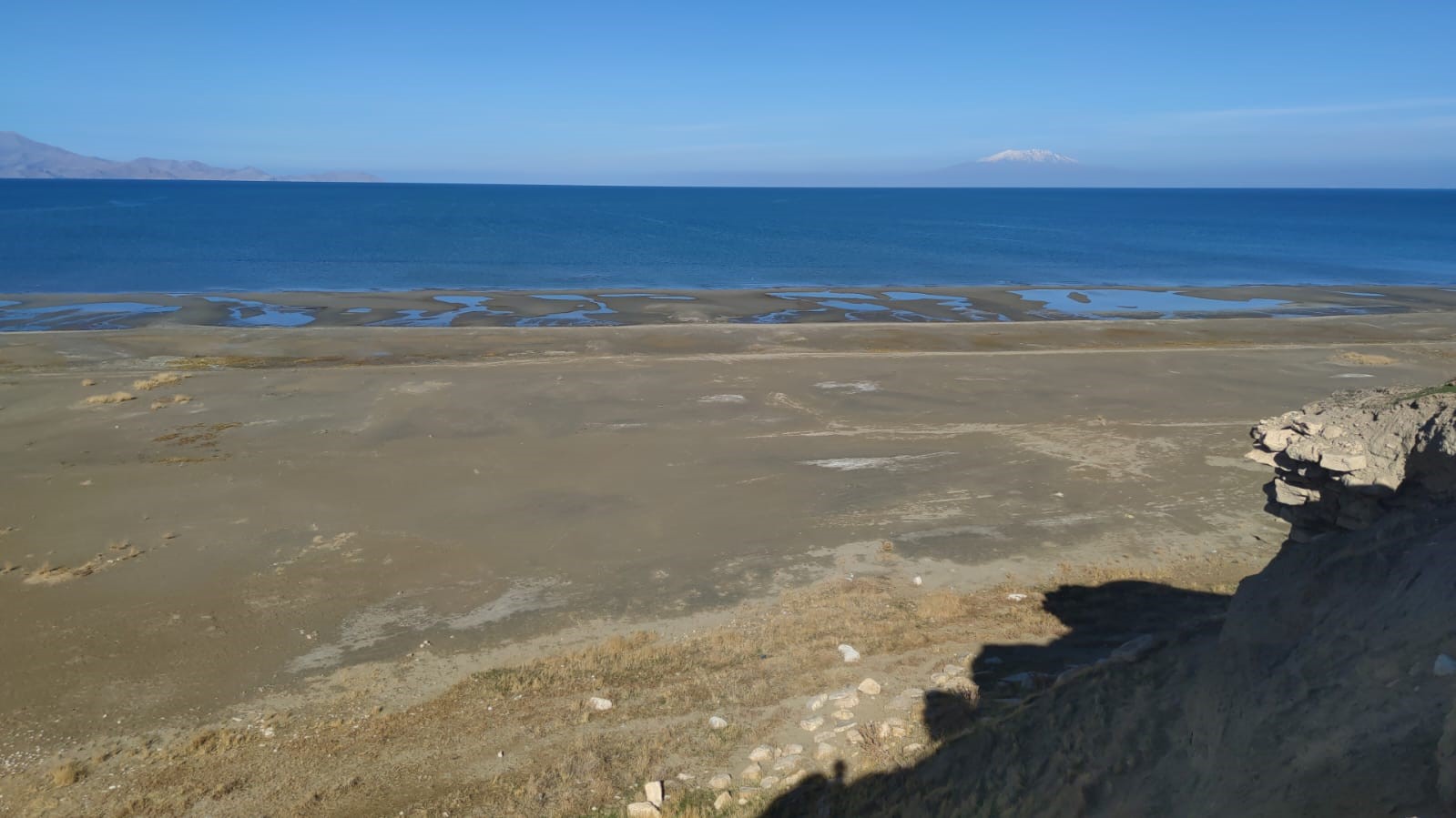 Renkli yazlardan sessiz çöl manzarasına: Van Gölü’nün 8 yıllık değişimi