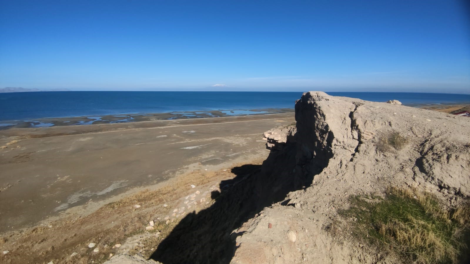 Renkli yazlardan sessiz çöl manzarasına: Van Gölü’nün 8 yıllık değişimi