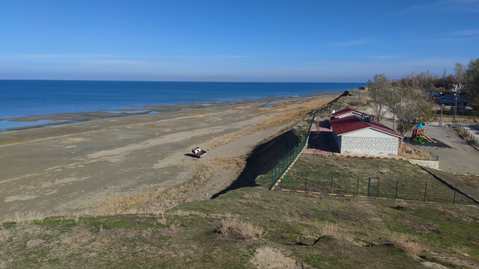 Renkli yazlardan sessiz çöl manzarasına: Van Gölü’nün 8 yıllık değişimi