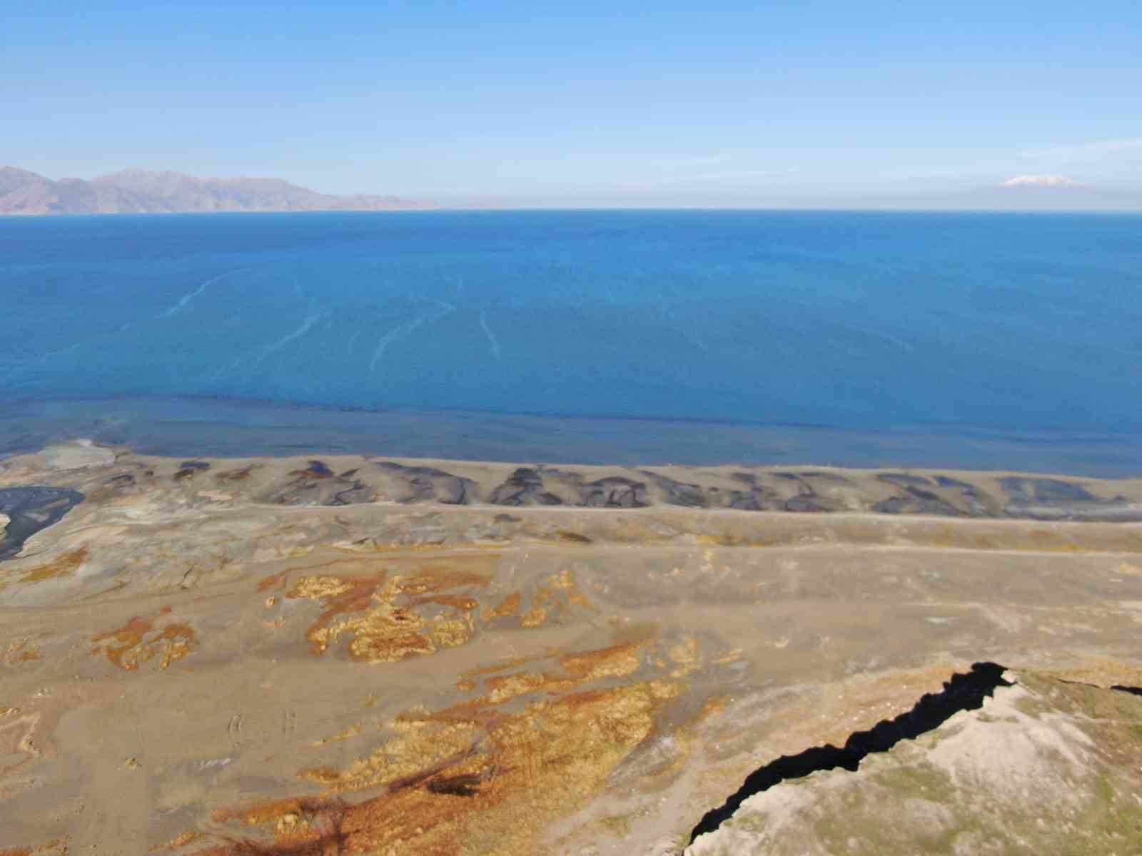 Renkli yazlardan sessiz çöl manzarasına: Van Gölü’nün 8 yıllık değişimi