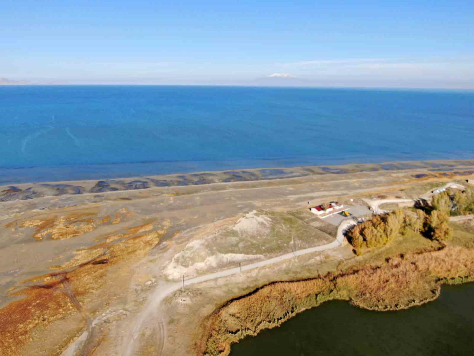 Renkli yazlardan sessiz çöl manzarasına: Van Gölü’nün 8 yıllık değişimi