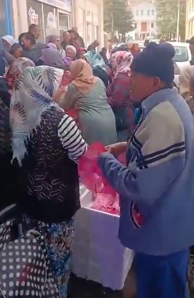 Ücretsiz hamsi dağıtımı yoğun ilgi gördü